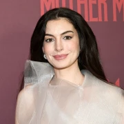 Anne Hathaway kao iz snova: Ova haljina kao da je satkana od oblaka