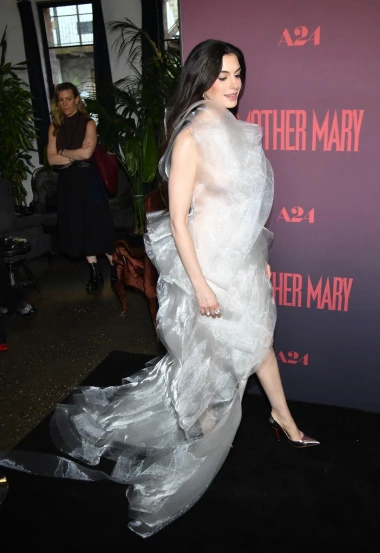 Anne Hathaway kao iz snova: Ova haljina kao da je satkana od oblaka