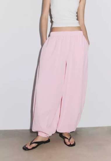 Dosta ti je traperica? Hlače balon kroja su chic modno rje&scaron;enje za proljeće i ljeto