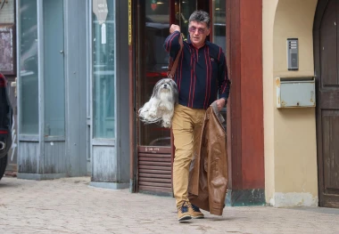 Mu&scaron;karac nosio psa kao torbicu i postao hit: Priča iza neobičnog prizora je vrlo dirljiva