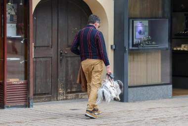 Mu&scaron;karac nosio psa kao torbicu i postao hit: Priča iza neobičnog prizora je vrlo dirljiva