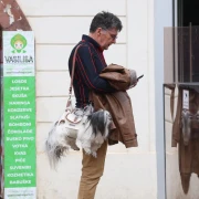 Mu&scaron;karac nosio psa kao torbicu i postao hit: Priča iza neobičnog prizora je vrlo dirljiva