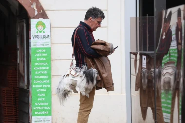 Mu&scaron;karac nosio psa kao torbicu i postao hit: Priča iza neobičnog prizora je vrlo dirljiva