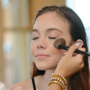 Manje je vi&scaron;e: Donosimo ideje i savjete kako se na&scaron;minkati za krizmu