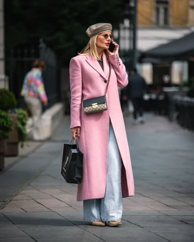 Ljepotica u roza kaputu: Ova kombinacija dokaz je da klasika nikad ne izlazi iz mode