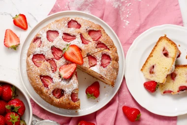 Kolač s jagodama koji uspijeva svima: Recept za najsočniji biskvit sezone