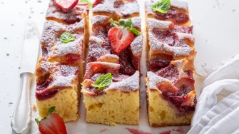 Kolač s jagodama koji uspijeva svima: Recept za najsočniji biskvit sezone