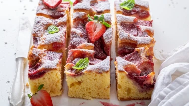 Kolač s jagodama koji uspijeva svima: Recept za najsočniji biskvit sezone
