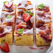 Kolač s jagodama koji uspijeva svima: Recept za najsočniji biskvit sezone