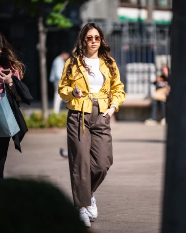 Modna kombinacija s da&scaron;kom sunca: Ova djevojka sa &scaron;pice zna kako nositi boje