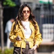 Modna kombinacija s da&scaron;kom sunca: Ova djevojka sa &scaron;pice zna kako nositi boje