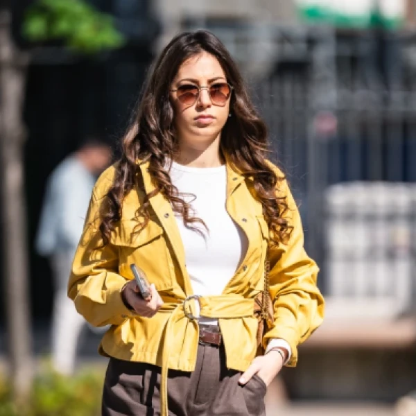 Modna kombinacija s da&scaron;kom sunca: Ova djevojka sa &scaron;pice zna kako nositi boje