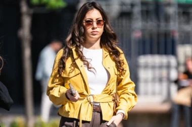 Modna kombinacija s da&scaron;kom sunca: Ova djevojka sa &scaron;pice zna kako nositi boje