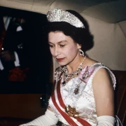 Nije ni trebala postati kraljica, a vjenčanicu je platila kuponima: 10 manje poznatih stvari o Elizabeti II.