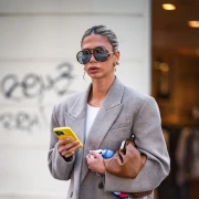 Plavu&scaron;a u oversized sakou: Jednostavna, a efektna kombinacija sa &scaron;pice idealna za svaki dan