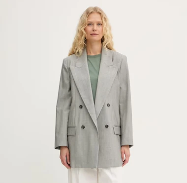 Plavu&scaron;a u oversized sakou: Jednostavna, a efektna kombinacija sa &scaron;pice idealna za svaki dan