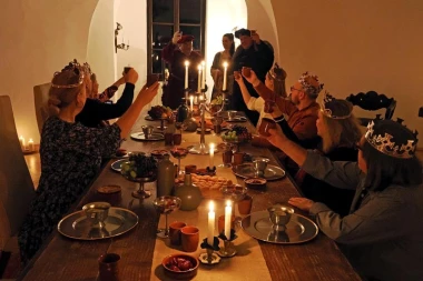 Kraljevska gozba u dvorcu koju ćete pamtiti čitav život: Jede se rukama, a dobijete i krunu