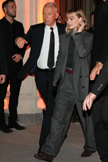 Novi imidž: Margot Robbie u moćnom Armani odijelu osvojila Milano