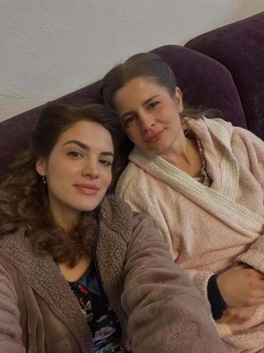 Arija Rizvić vodi nas iza kulisa serije 'Divlje pčele': Pogledajte kako se stvara čarolija 1950-ih