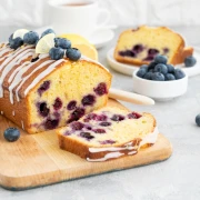 Voćno, sočno i proljetno: Kolač na ča&scaron;e s limunom i borovnicama