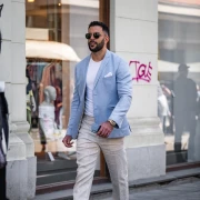 Mu&scaron;karci na &scaron;pici pokazali kako se nosi proljeće: Stylish outfiti u prvom planu