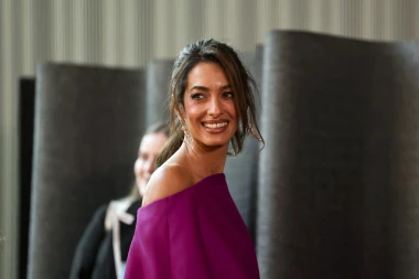 George Clooney osvojio nagradu, ali Amal ukrala show: U haljini boje fuksije istaknula svoj adut