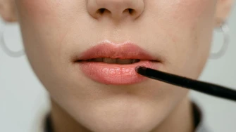 Zamagljene usne su novi beauty trend: Evo kako postići 'blurred lips' efekt