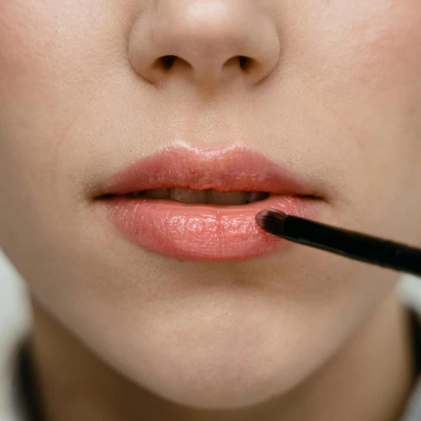Zamagljene usne su novi beauty trend: Evo kako postići 'blurred lips' efekt