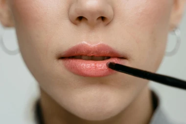 Zamagljene usne su novi beauty trend: Evo kako postići 'blurred lips' efekt