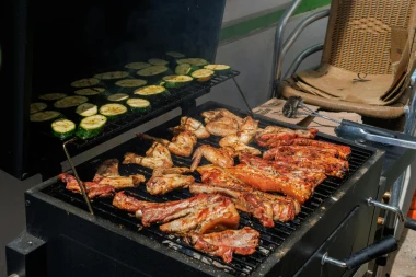 Vodič za savr&scaron;eni prvomajski ro&scaron;tilj: Tajne sočnog mesa i ma&scaron;tovitih priloga