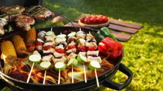 Vodič za savr&scaron;eni prvomajski ro&scaron;tilj: Tajne sočnog mesa i ma&scaron;tovitih priloga