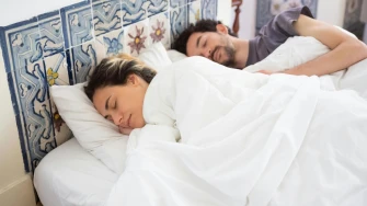Spavate lo&scaron;e uz partnera? Isprobajte skandinavsku metodu spavanja
