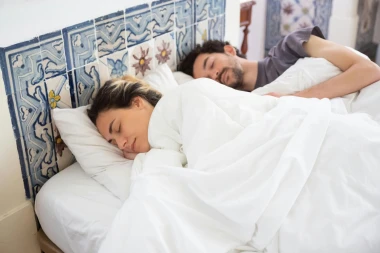 Spavate lo&scaron;e uz partnera? Isprobajte skandinavsku metodu spavanja