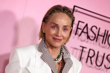 Sharon Stone vi&scaron;e ne izgleda ovako: Iznenadila promjenom imidža, ovo nije nosila godinama
