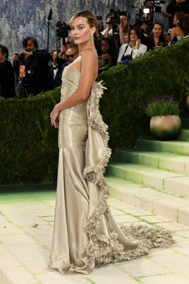Za izradu haljine Margot Robbie na Met Gali trebao je 761 sat - je li se isplatilo?