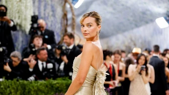 Za izradu haljine Margot Robbie na Met Gali trebao je 761 sat - je li se isplatilo?