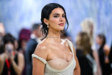 Kendall i Kylie Jenner polugole na Met Gali 2026.: Haljine su klizile s njihovih tijela