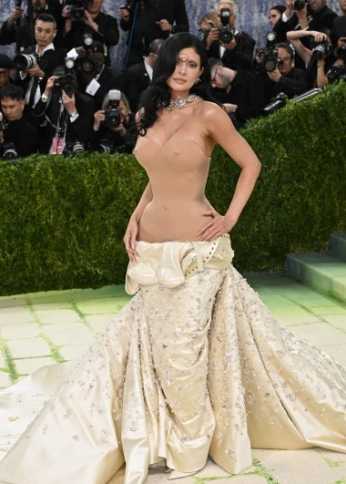 Kendall i Kylie Jenner polugole na Met Gali 2026.: Haljine su klizile s njihovih tijela
