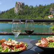 Jeste li se kad sanjkali ljeti? Osim prekrasne prirode, Bled nudi aktivnosti za cijelu obitelj