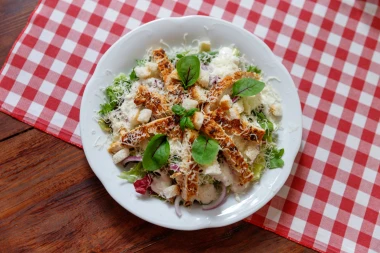 Recept za savr&scaron;enu Cezar salatu: Vi&scaron;e od običnog obroka