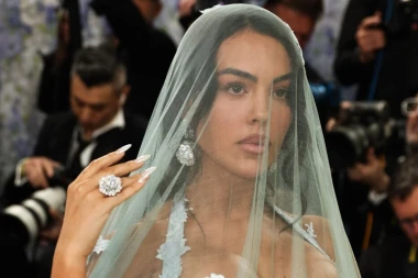 Gospa ili mladenka? Georgina Rodr&iacute;guez na Met Galu do&scaron;la u haljini nalik vjenčanici