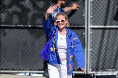 Ljetni look: Sharon Stone zna kako nositi bijele hlače i odvažnu plavu boju
