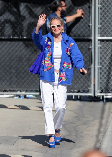 Ljetni look: Sharon Stone zna kako nositi bijele hlače i odvažnu plavu boju
