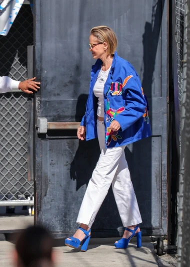 Ljetni look: Sharon Stone zna kako nositi bijele hlače i odvažnu plavu boju