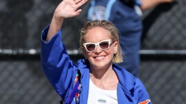 Ljetni look: Sharon Stone zna kako nositi bijele hlače i odvažnu plavu boju