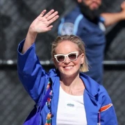 Ljetni look: Sharon Stone zna kako nositi bijele hlače i odvažnu plavu boju