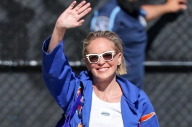 Ljetni look: Sharon Stone zna kako nositi bijele hlače i odvažnu plavu boju