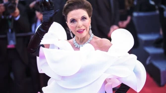 Veličanstvena Joan Collins u 93. godini pokazala &scaron;to znači pravi holivudski glamur