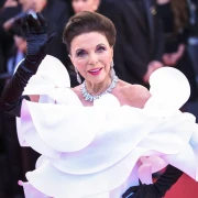Veličanstvena Joan Collins u 93. godini pokazala &scaron;to znači pravi holivudski glamur
