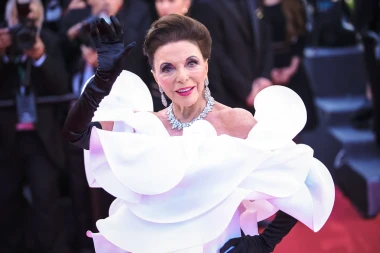 Veličanstvena Joan Collins u 93. godini pokazala &scaron;to znači pravi holivudski glamur